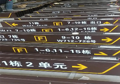 西双版纳广告标识中，常见的几种安装方式。